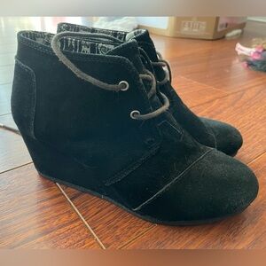 Tom’s black wedge shoe